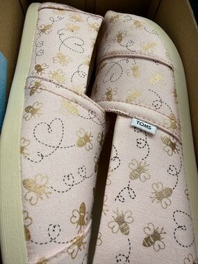 TOMS Alpargata Barely Pink Foil Bee Mine size 5